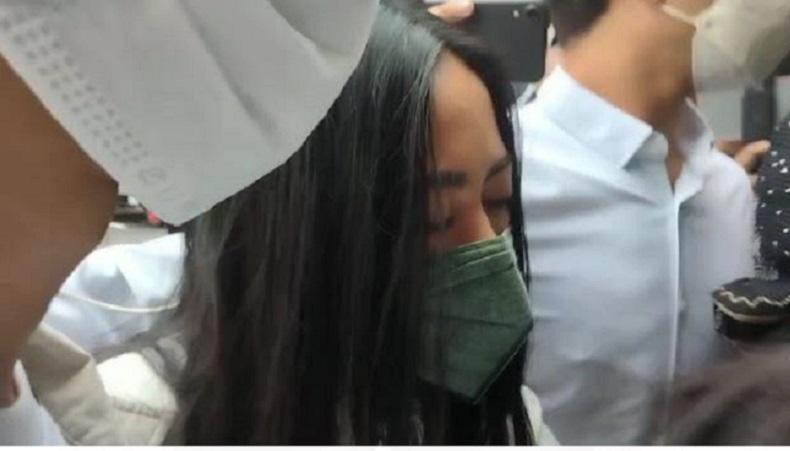 Pakai Kemeja Putih, Rachel Vennya Penuhi Panggilan Polda Metro Jaya