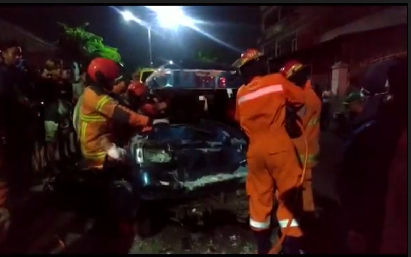 Tabrakan Beruntun di Lampu Merah Surabaya, Sopir Minibus Terluka Parah