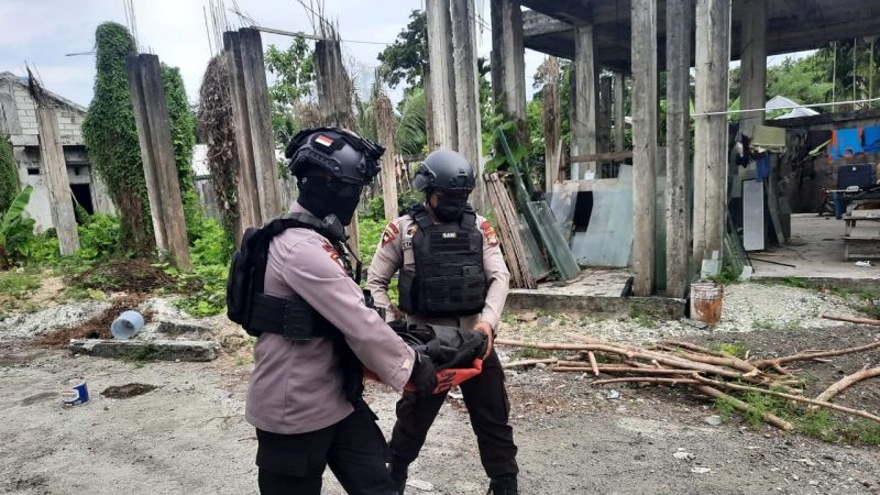 Tim Jibom Brimob Evakuasi Mortir Diduga Bekas Perang Dunia II