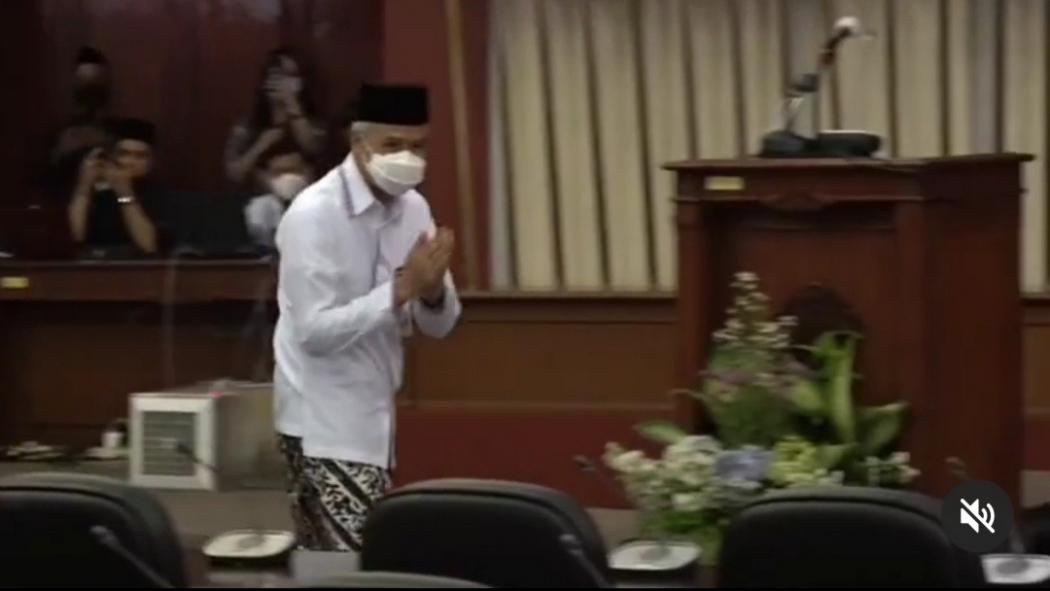 Potret Ganteng Ganjar Pranowo Ngantor Pakai Sarung, Netizen: Keren Banget!