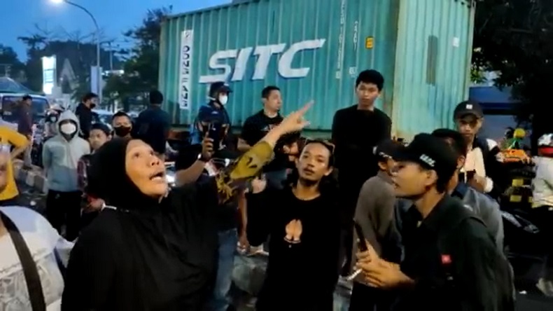 Emak-Emak Bubarkan Unjuk Rasa yang Bikin Macet, Mahasiswa: Iya Bu, Sebentar Lagi