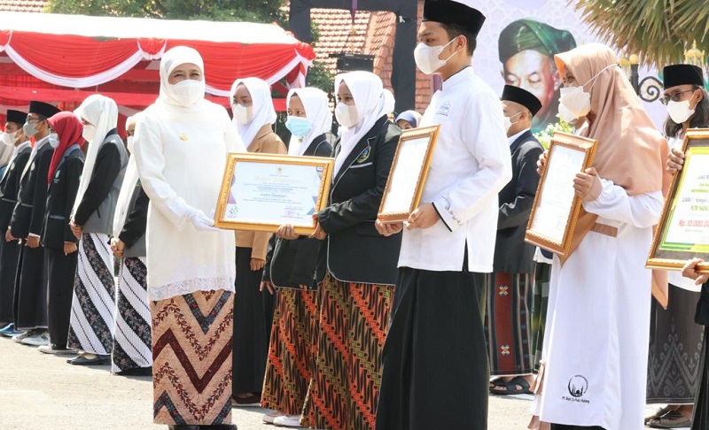 Upacara HSN 2021 di Grahadi, Gubernur Khofifah Ajak Santri Jihad Lawan Kemiskinan