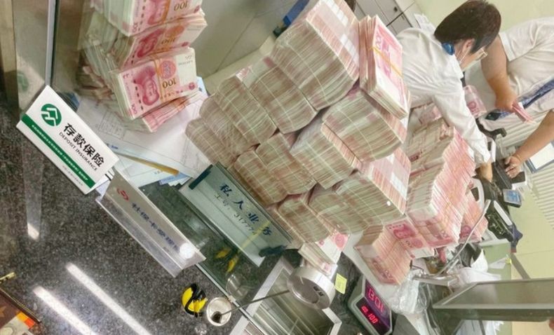 Kisah Orang Kaya Kerjai Petugas Bank Hitung Uang Miliaran Rupiah Manual karena Tak Terima Ditegur