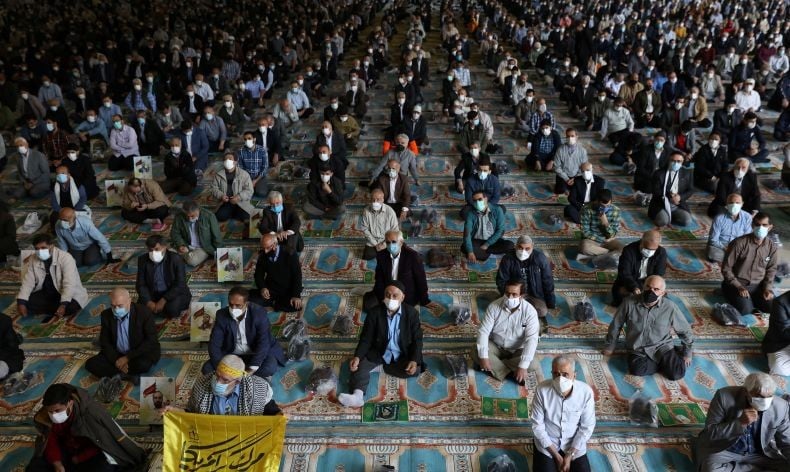 Iran Mulai Lagi Sholat Jumat di Masjid Setelah Dihentikan Hampir 2 Tahun akibat Pandemi