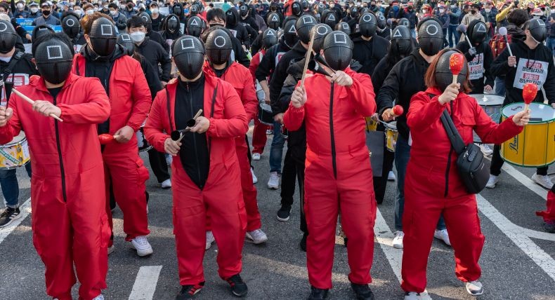 Buruh Korsel Demo Tuntut Kenaikan Upah Pakai Kostum Squid Game: Kami Juga Pertaruhkan Nyawa!