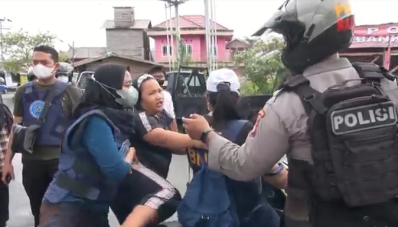 Detik-Detik Penggerebekan Kampung Narkoba Ala Kolombia, Emak-Emak Ikut Diamankan