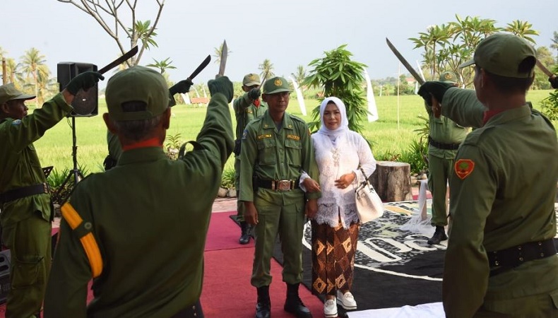 Viral Pernikahan ala Hansip, Ada Prosesi Cabut Golok hingga Kecup Mesra