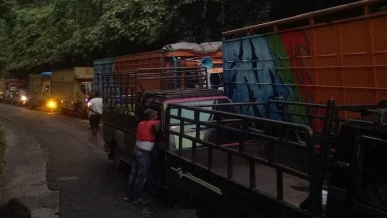 Jalur Medan-Kabanjahe Macet Pascalongsor di Tikungan Amoy Sembahe