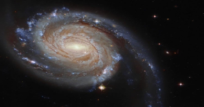 Teleskop Luar Angkasa Hubble Tangkap Sepasang Galaksi Aneh