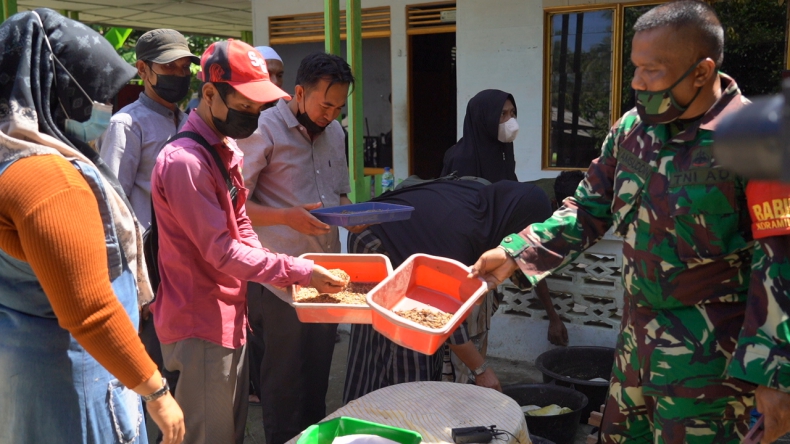 Bantu Ekonomi, Babinsa di Aceh Ini Ajarkan Ternak Maggot ke Warga