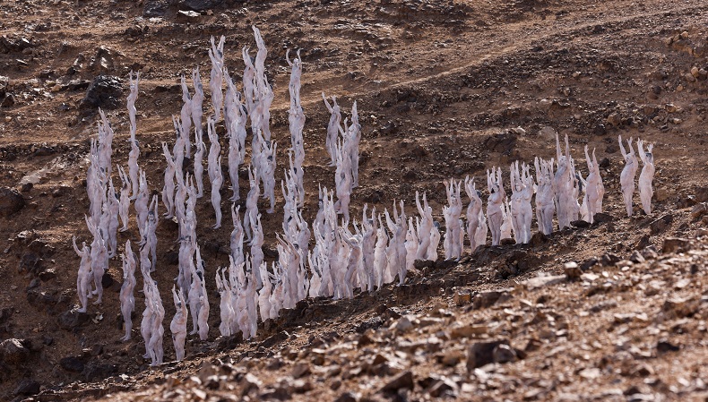 Wow, 300 Orang Telanjang untuk Pemotretan di Laut Mati