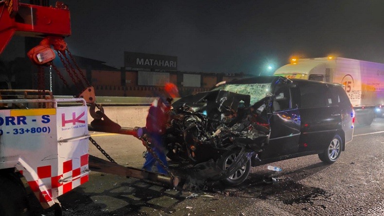Kecelakaan di TOL JORR Km 23, Mobil Innova Ringsek Hantam Truk