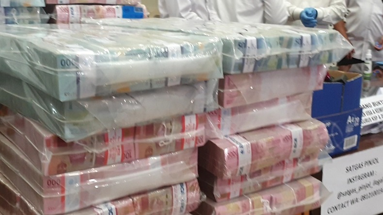 Penampakan Uang Rp20 Miliar Disita dari Pinjol Ilegal