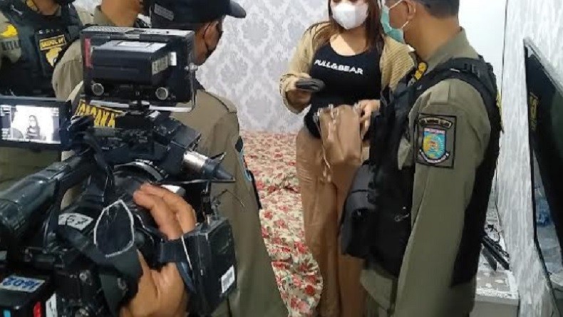 Razia di Tangsel, Perempuan Open BO Tengah Hamil Diamankan saat Bersama Pelanggan di Kamar
