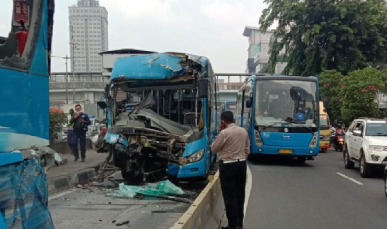 Kecelakaan Transjakarta, 3 Orang Tewas dan Puluhan Luka-Luka 