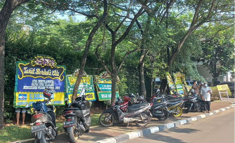 Karangan Bunga Berdatangan di Rumah Mantan Mensesneg Sudi Silalahi