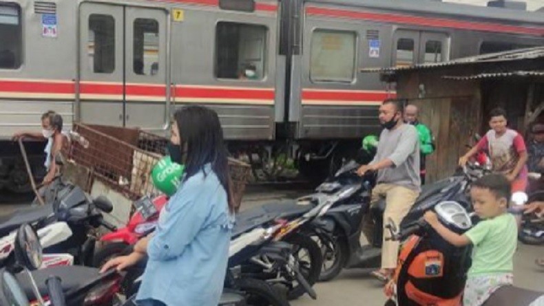 Tertabrak Kereta di Pelintasan Petamburan, Pengendara Motor Lolos dari Maut