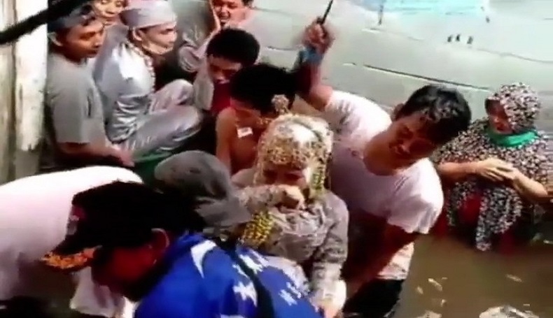 Viral Pernikahan Musim Hujan, Pengantin Dibawa Pakai Pemandian Bayi 