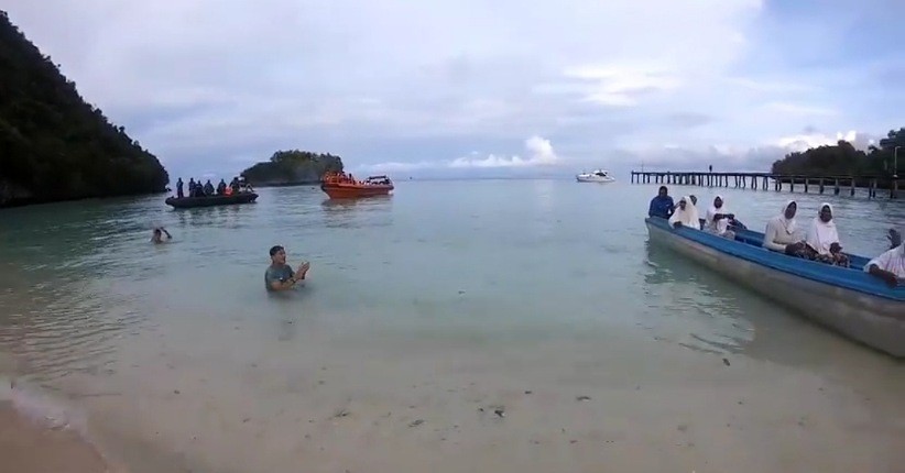 Mengintip Keseruan Sandiaga Uno Berenang di Laut Lepas Papua