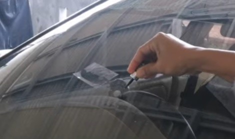 Kaca Mobil Retak, Begini Cara Mudah Memperbaikinya