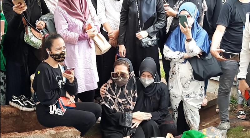Mantan Istri Oddie Agam, Chintami Atmanagara Hadir di Pemakaman Peluk Almafilia Berikan Support 