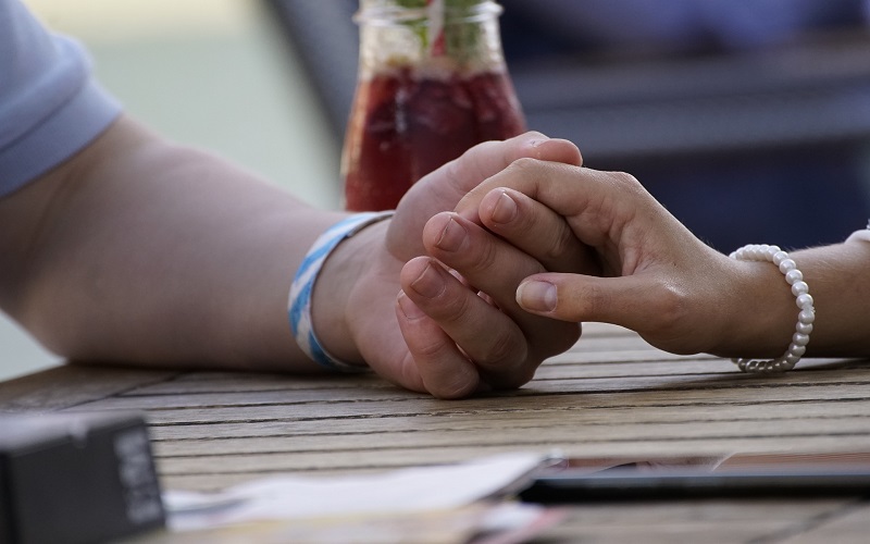 Tes Calon Pasangan Pelit atau Tidak, Perempuan Ini Ajak 23 Teman saat Kencan