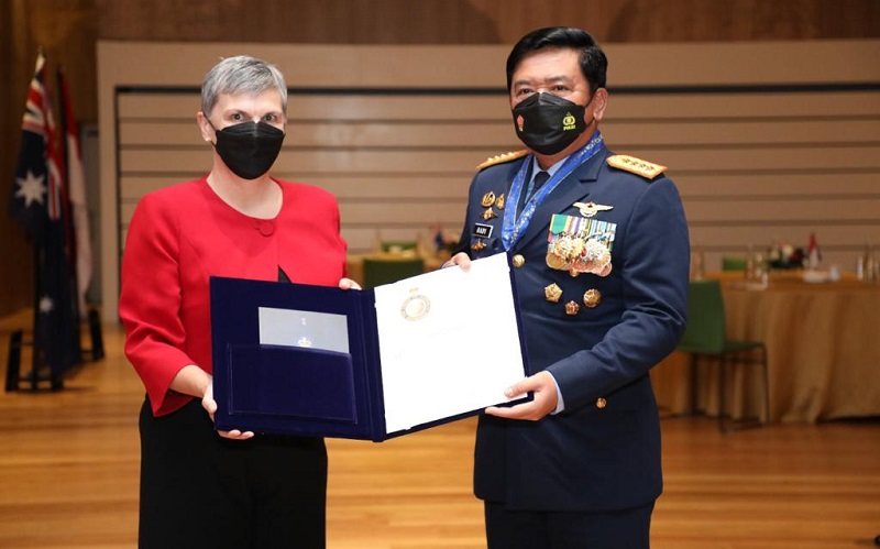 Panglima TNI Marsekal Hadi Tjahjanto Terima Tanda Kehormatan dari Pemerintah Australia