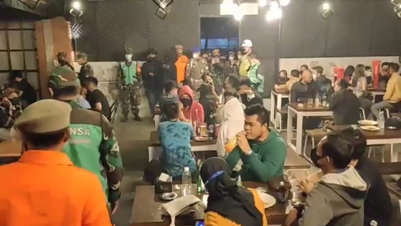 Langgar PPKM Level 2, Tempat Hiburan Malam di Bandung Disegel, Pengunjung Dibubarkan