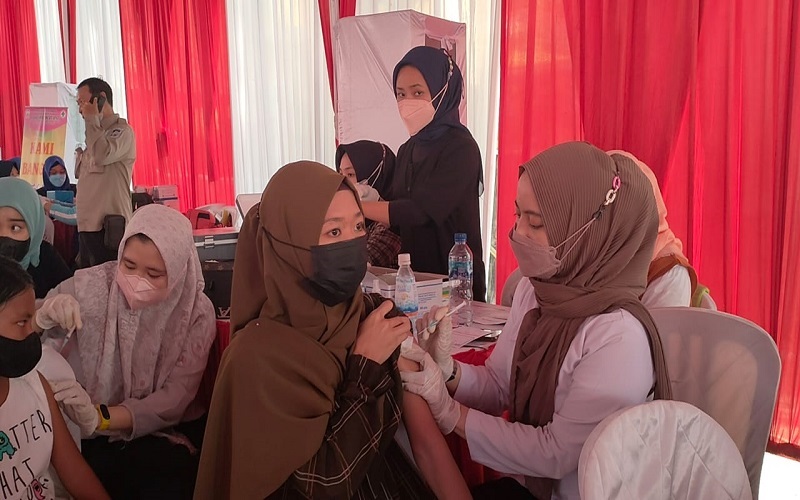 Ikut Vaksinasi, Warga Dapat Sembako di Polsek Kertapati Palembang 