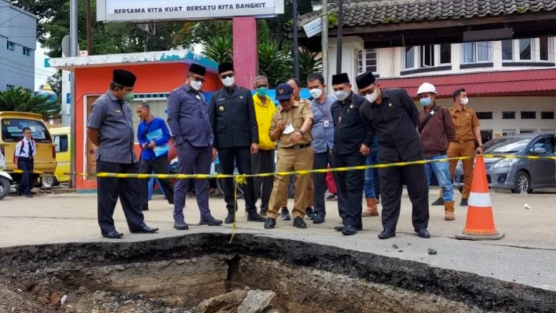 Marah Material Galian Tutup Jalan, Wali Kota Bukittinggi: Ini di Kota Bukan Hutan