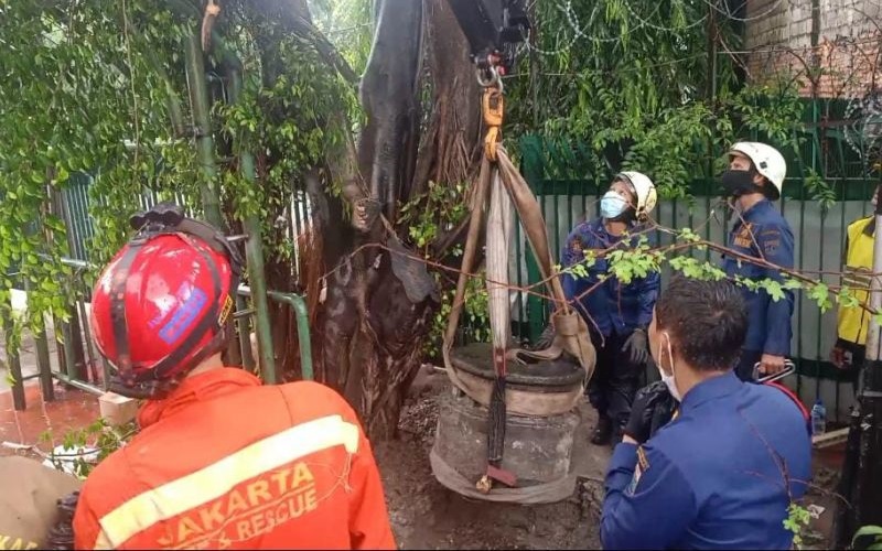 Terpendam Trotoar Jalan TB Simatupang, Batu Bersejarah Usia 320 Tahun Dievakuasi Menggunakan Crane