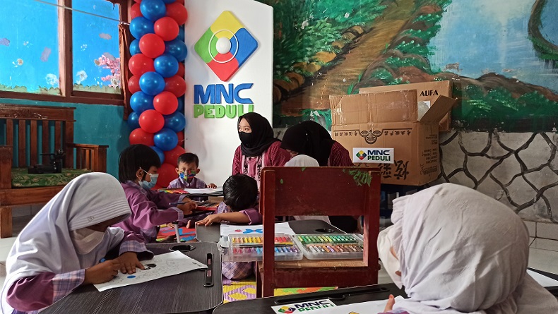 Bangun Generasi Cerdas, MNC Peduli Bagikan Alat Tulis untuk PAUD di Sukabumi
