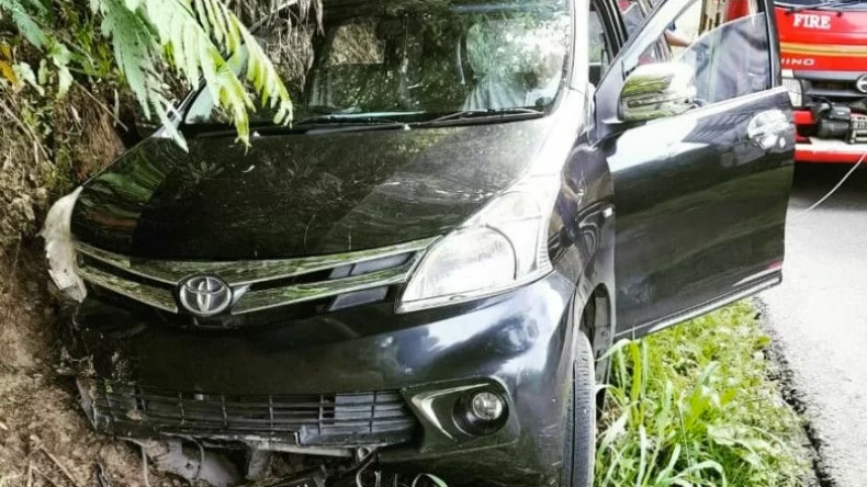 Ban Pecah dan Tabrak Tebing, Avanza Isi 8 Penumpang di Agam Ringsek 