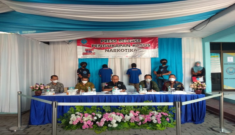 BNN Karawang Tangkap Pemilik 2 Karung Ganja, Tersangka Sempat Kabur saat Digerebek