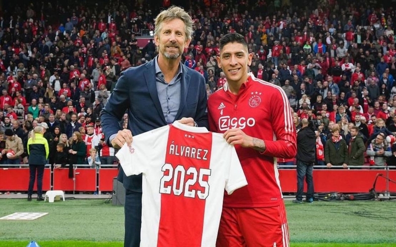 Unik, Ajax Amsterdam Perpanjang Kontrak Pemain di Hadapan Fans