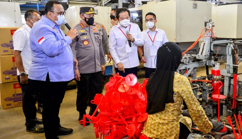 Bagikan Sembako di Jakut, Kapolri Minta Buruh Tetap Patuhi Protokol Kesehatan