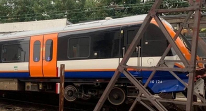 Masinis Mabuk Narkoba, Kereta Commuter Hantam Pembatas Nyaris Tabrak Loket Stasiun