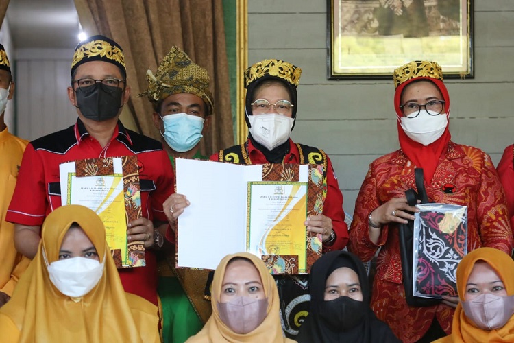 Kesultanan Bulungan Anugerahi Mensos Risma Gelar Adat Adji Nasyrah Maliha