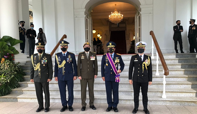 Berjasa Tingkatkan Hubungan Baik, Panglima TNI Terima Penghargaan dari Presiden Singapura