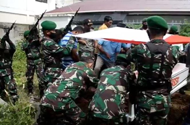 Isak Tangis Iringi Pemakaman Perwira TNI Kapten Abdul Majid yang Ditembak OTK