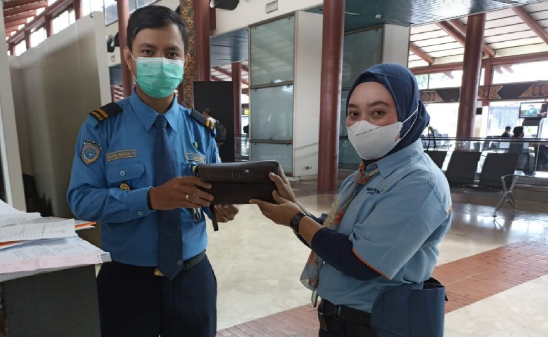 Kembalikan Cek Rp35,9 Miliar, Kejujuran Halimah Cleaning Service Bikin Pejabat Bandara Terharu