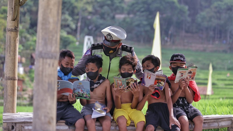 Luar Biasa, Polisi di Mojokerto Ini Keliling Kampung Dampingi Anak Belajar 
