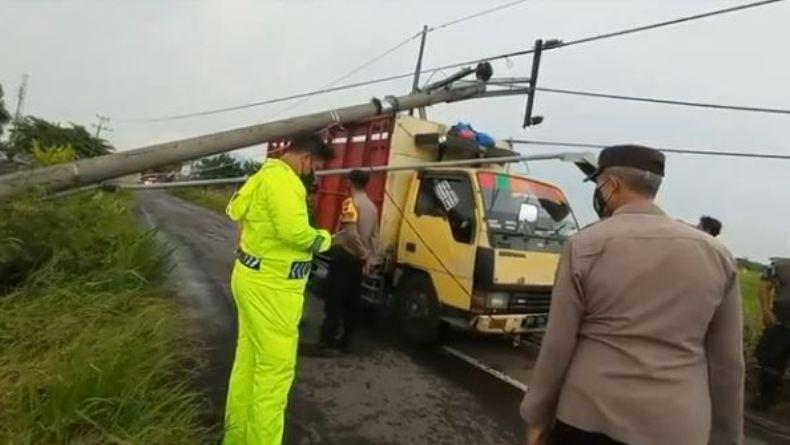 Ngeri, Truk Tertimpa Tiang Listrik Roboh saat Angin Kencang di Klaten  