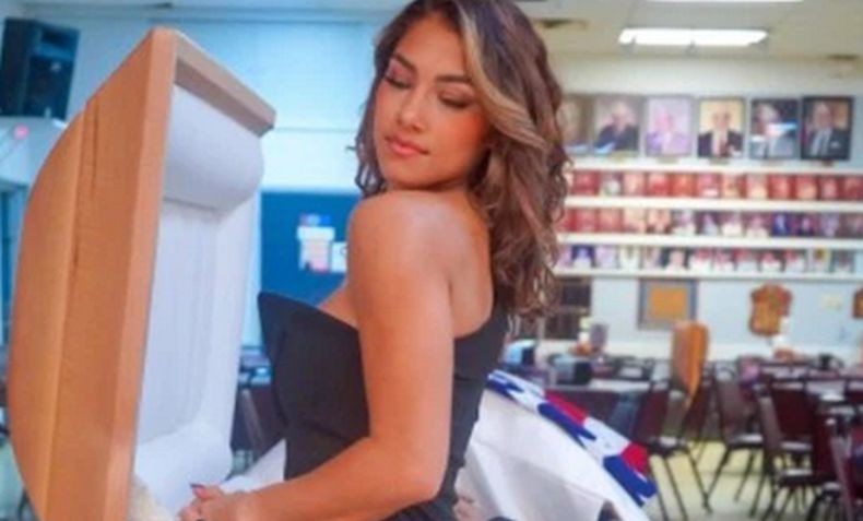 Parah, Influencer Cantik Ini Berpose Gaya di Depan Jenazah Ayahnya