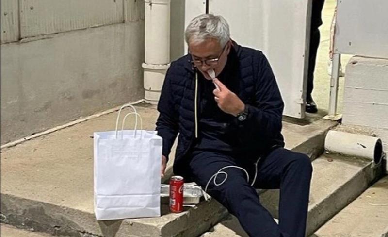 Viral Foto Jose Mourinho Makan di Lantai Stadion, Ada Masalah Apa?