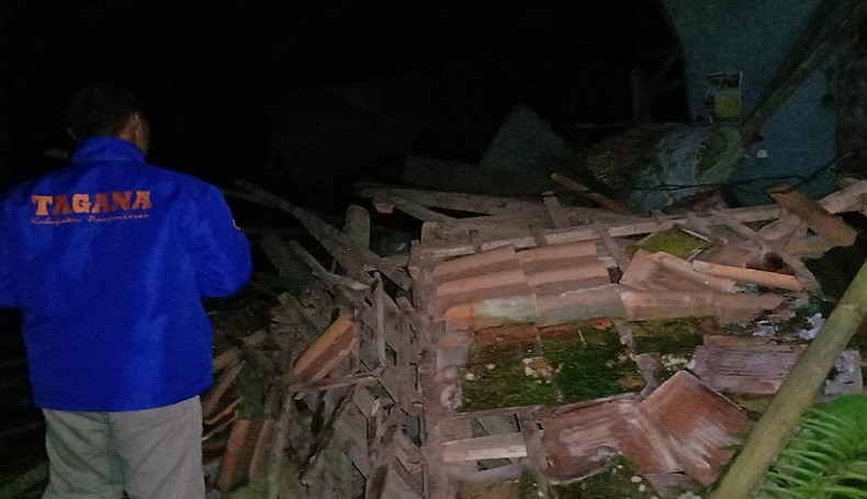 Diterjang Hujan Deras, Rumah di Pangandaran Ambruk, Penghuni Luka-luka