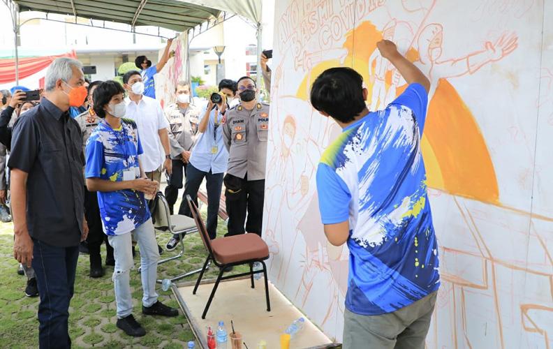 Ganjar Tonton Gambar Mural, Siswa SMP: Grogi, tetapi Beliau Idola  