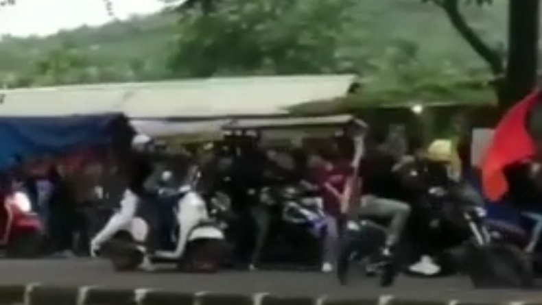 Gerombolan Bermotor Bikin Onar di Sukabumi, Video Aksi Brutal Mereka Viral di Medsos