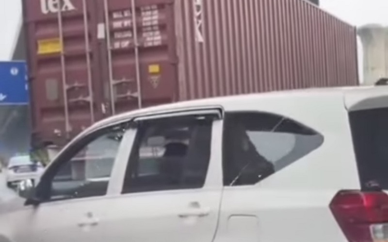 Tol Jakarta-Cikampek Padat Merayap Imbas Truk Kontainer Tabrak Pembatas Jalan