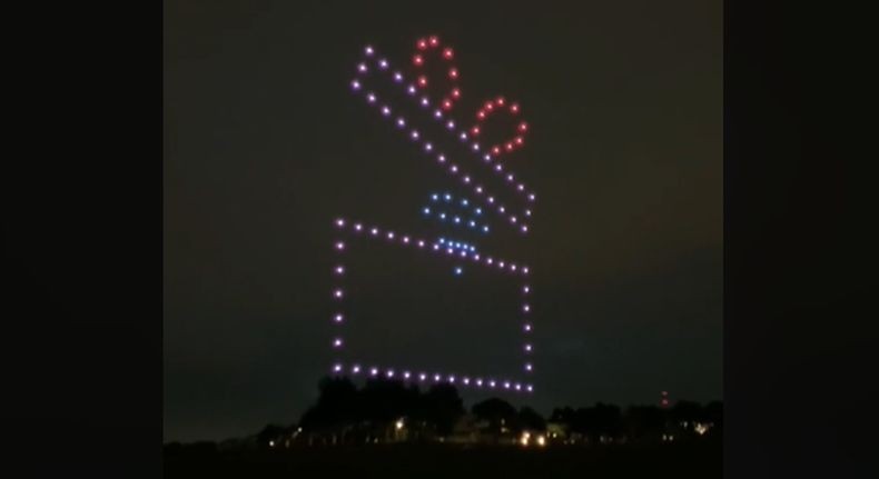 Romantisnya, Pria Ini Lamar Kekasih dengan Atraksi Spektakuler Puluhan Drone 